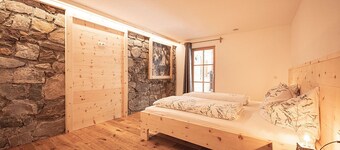 Vakantie Appartement "Kofler Zw Den Wänden Apt Zirm" met Uitzicht op de Bergen & Gedeelde Tuin