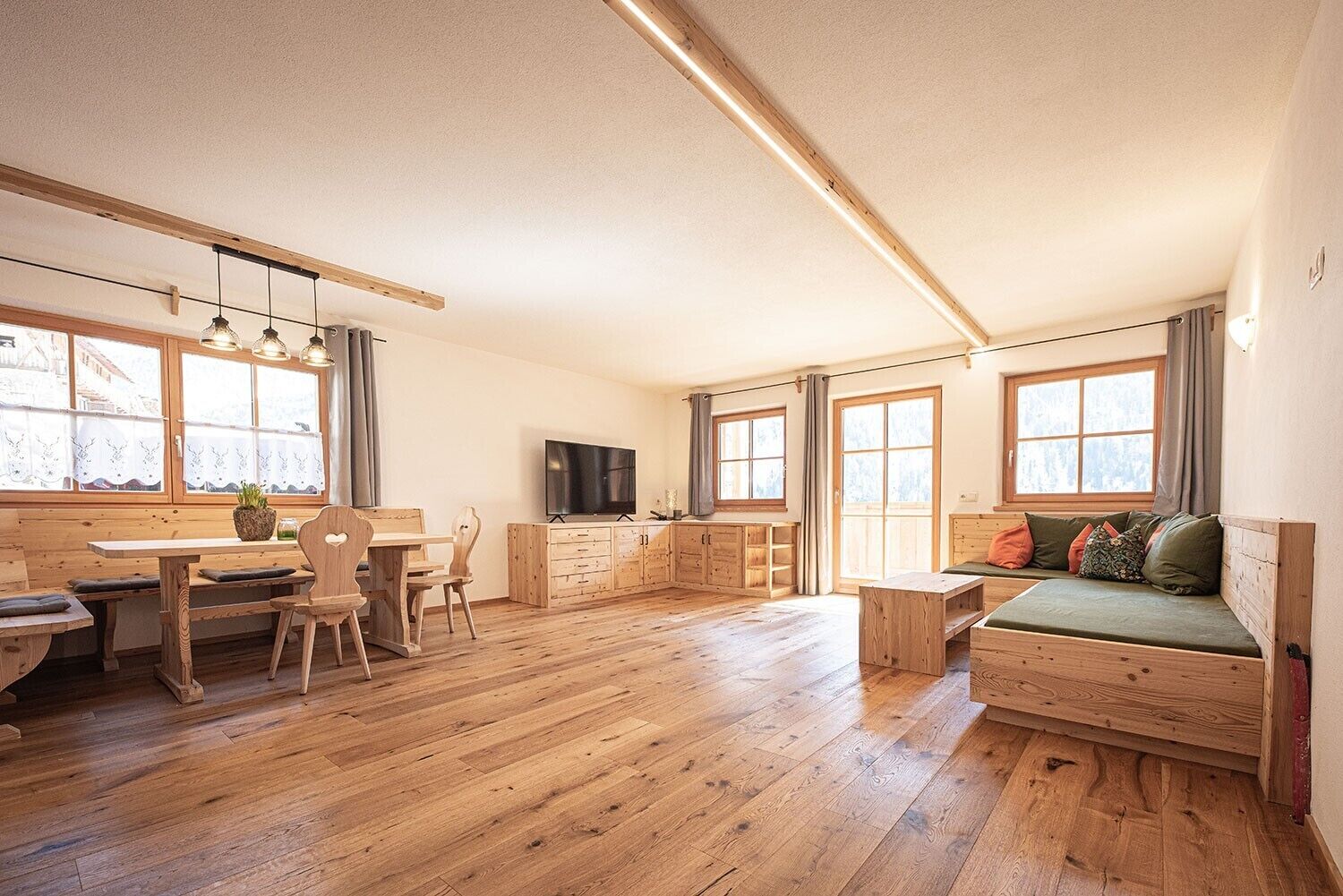 TV, tavolo da ping pong