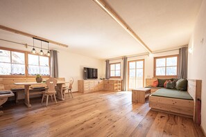 TV, mesa de pingue-pongue