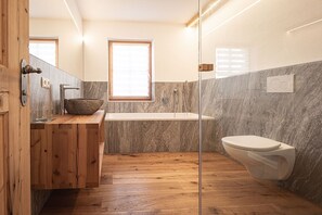 Banheira, secador de cabelo, toalhas de banho 