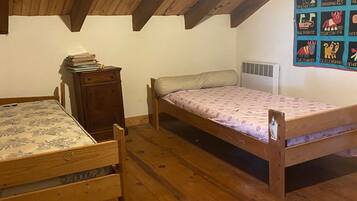 4 bedrooms, iron/ironing board, free WiFi, bed sheets