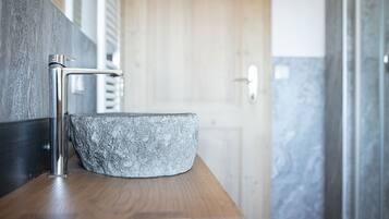 Bañera, secador de pelo y toallas