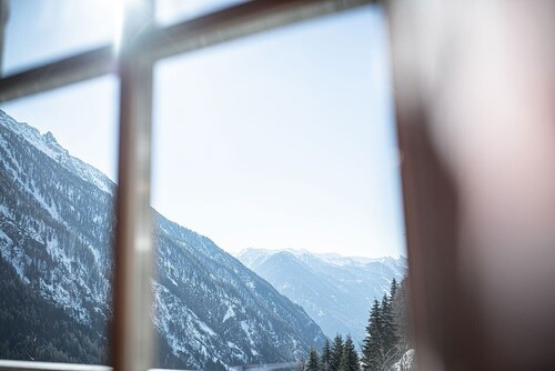 Holiday Apartment "Alpenrose" with Mountain View, Private Terrace & Wi-Fi