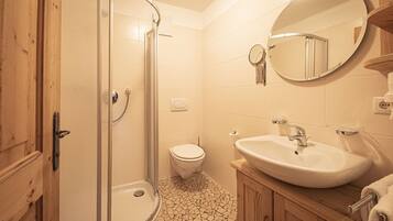 Badewanne, Haartrockner, Handtücher