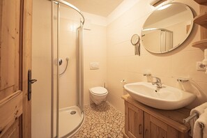 Bañera, secador de pelo, toallas