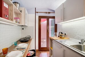 Fridge, microwave, oven, stovetop - Holiday Apartment "Casa Scotland" with Sea View, Private Terrace & Wi-Fi (Ventimiglia)