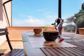 Outdoor dining - Holiday Apartment "Casa Scotland" with Sea View, Private Terrace and Wi-Fi (Ventimiglia)