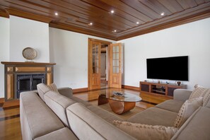 Televisio, takka, pöytätennispöytä