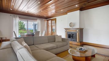 Télévision, cheminée, table de tennis de table