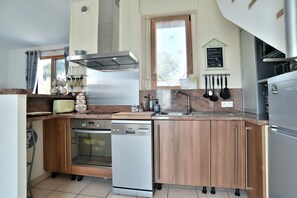 Kylskåp, mikrovågsugn, ugn och spishäll