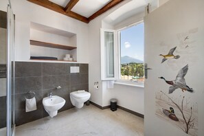 Douche, sèche-cheveux, serviettes fournies