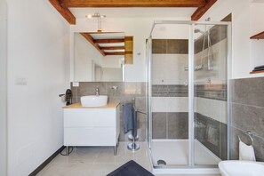Dusche, Haartrockner, Handtücher