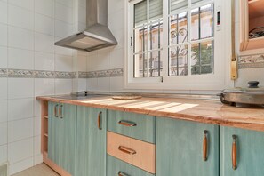 Réfrigérateur, micro-ondes, plaque de cuisson, cafetière/bouilloire