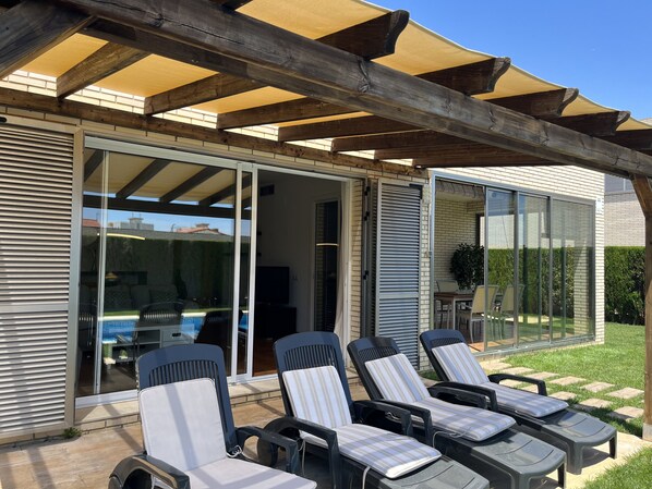 Terrace/patio - Villa 'Teresa' with Private Pool, Wi-Fi and Air Conditioning (Miami playa)