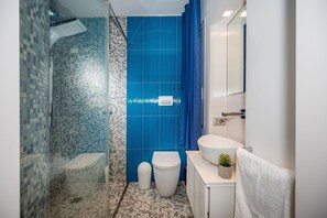 Shower, hair dryer, towels - Villa 'Sikelia' with Private Pool, Wi-Fi and Air Conditioning (Alcamo)