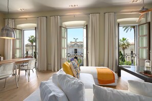 2 bedrooms, in-room safe, iron/ironing board, free WiFi - Super luxury duplex with jacuzzi and private parking (Sevilla)