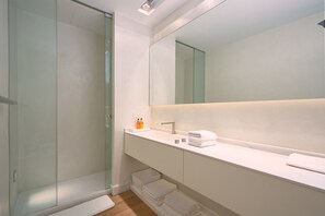Een douche, een haardroger, handdoeken, zeep