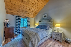 5 bedrooms, desk, iron/ironing board, free WiFi - Double Unit- EV Charger- Hot Tub (Lincoln)