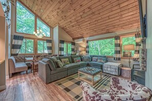 Smart TV - Double Unit- EV Charger- Hot Tub (Lincoln)