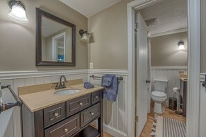 Een haardroger, handdoeken