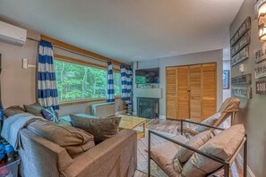 Smart TV - Double Unit- EV Charger- Hot Tub (Lincoln)