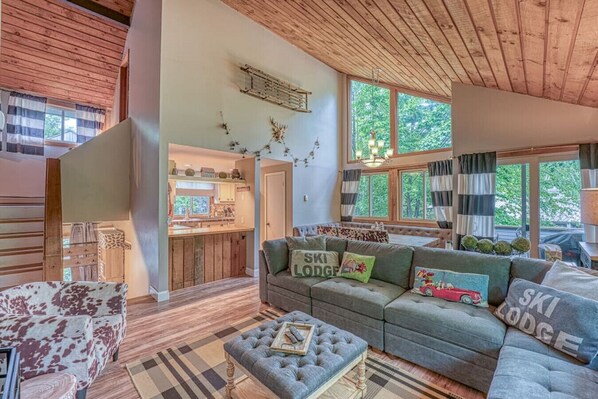 Smart TV - Double Unit- EV Charger- Hot Tub (Lincoln)