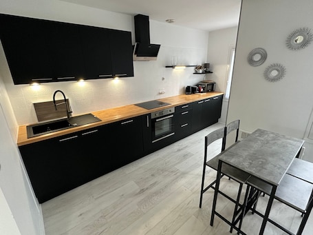 Fridge, microwave, dishwasher. Charming Cottage in Ouzouer-sur-Loire: 4BR, Garden, Near Loire & Forest