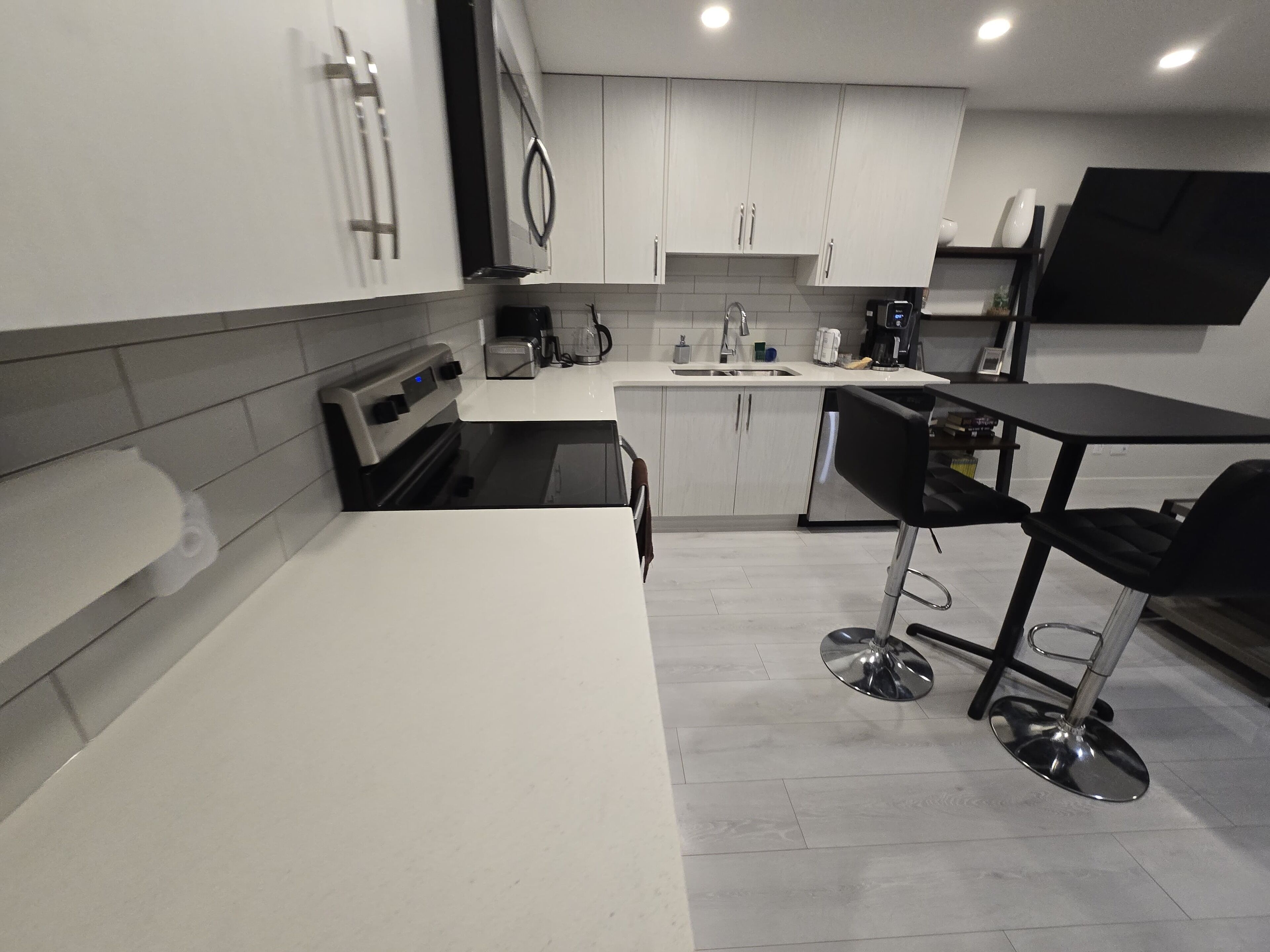 Refrigerador, microondas, horno y parrilla de estufa 