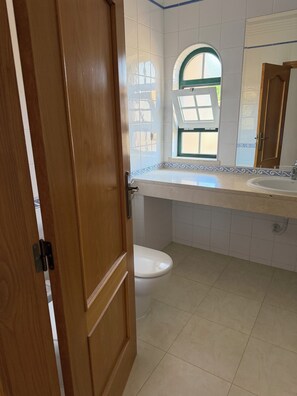 Bidet, towels