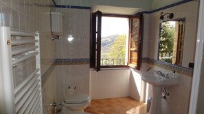 Dusche, Bidet, Handtücher, Seife