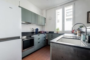 Fridge, microwave, oven, stovetop - Eminent Grace, by Veeve (Paris)