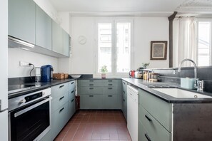 Fridge, microwave, oven, stovetop - Eminent Grace, by Veeve (Paris)