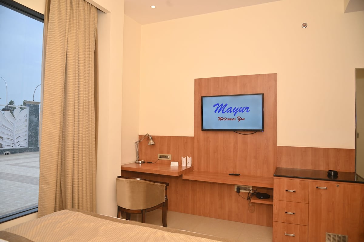 Habitación junior | Baño | Regadera, amenidades de baño gratuitas, toallas, jabón 