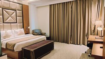 Executive Room | In-room safe, individually furnished, desk, laptop workspace