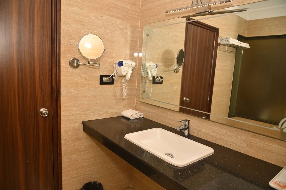 Habitación superior | Baño | Regadera, amenidades de baño gratuitas, toallas, jabón 