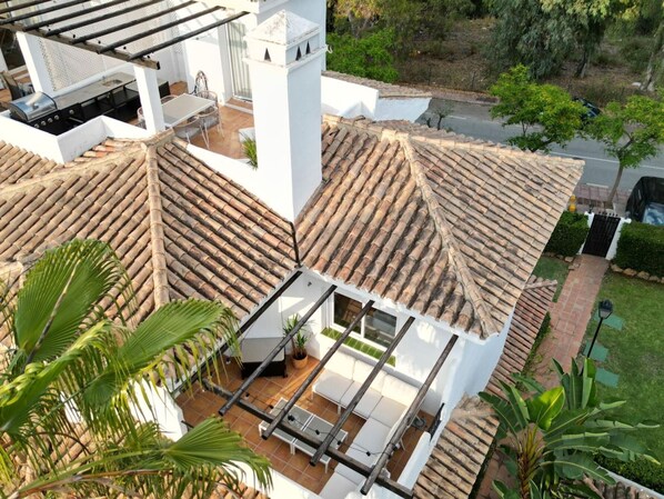 Outdoor dining - Beautiful 1-bedroom apartment with terrace and pool in Marbella (Marbella)