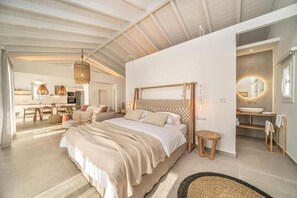 1 غرفة نوم وخزنة داخل الغرفة ومكتب ومكواة/لوح كي