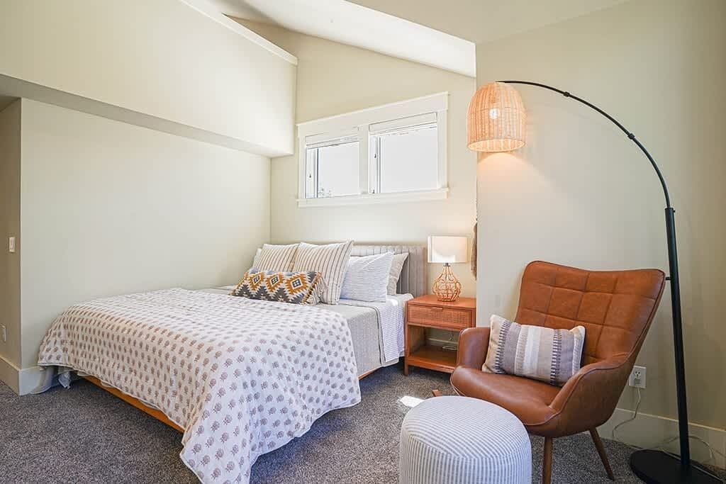 3 bedrooms, desk, iron/ironing board, travel cot