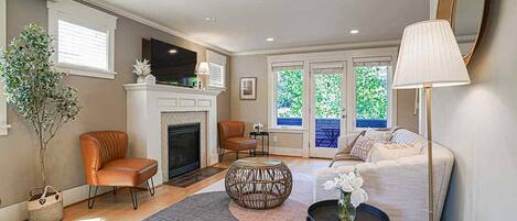 Una televisión, una chimenea, una oficina