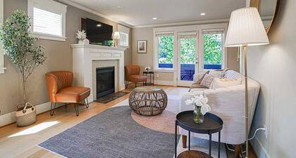 Stunning Townhome with Loft Space, Chefs Kitchen