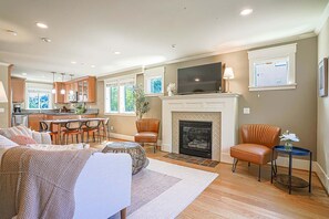 Télévision, cheminée, espaces bureaux