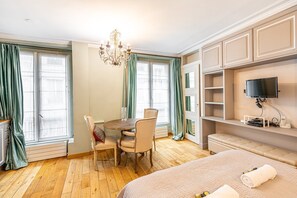 Desk, Internet, bed sheets - GuestReady - Lux studio in Le Marais (Paris)