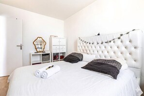 3 chambres, bureau, fer et planche à repasser, draps fournis