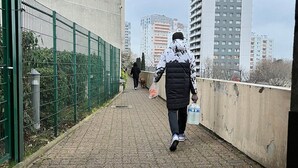 A pedestrian walkway with a metal fence on one side and a concrete wall on the other. - GuestReady - Glimpse of dawn in Asnières-sur-Seine (Asnières-sur-Seine)
