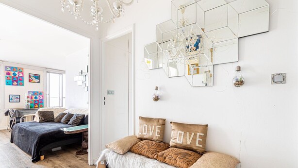 A modern bedroom with a large bed, a desk, and a chair. There are multiple mirrors on the wall and a chandelier. - GuestReady - Glimpse of dawn in Asnières-sur-Seine (Asnières-sur-Seine)