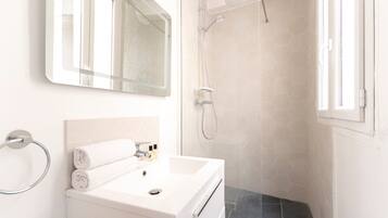 Douche, sĂšche-cheveux, serviettes fournies