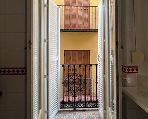 Standard Apartment | Private kitchen | Full-size fridge, microwave, stovetop, electric kettle - Iberflat Fabiola   (Seville)