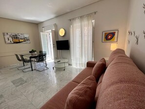 Apartamento superior | Área de estar | TV de tela plana