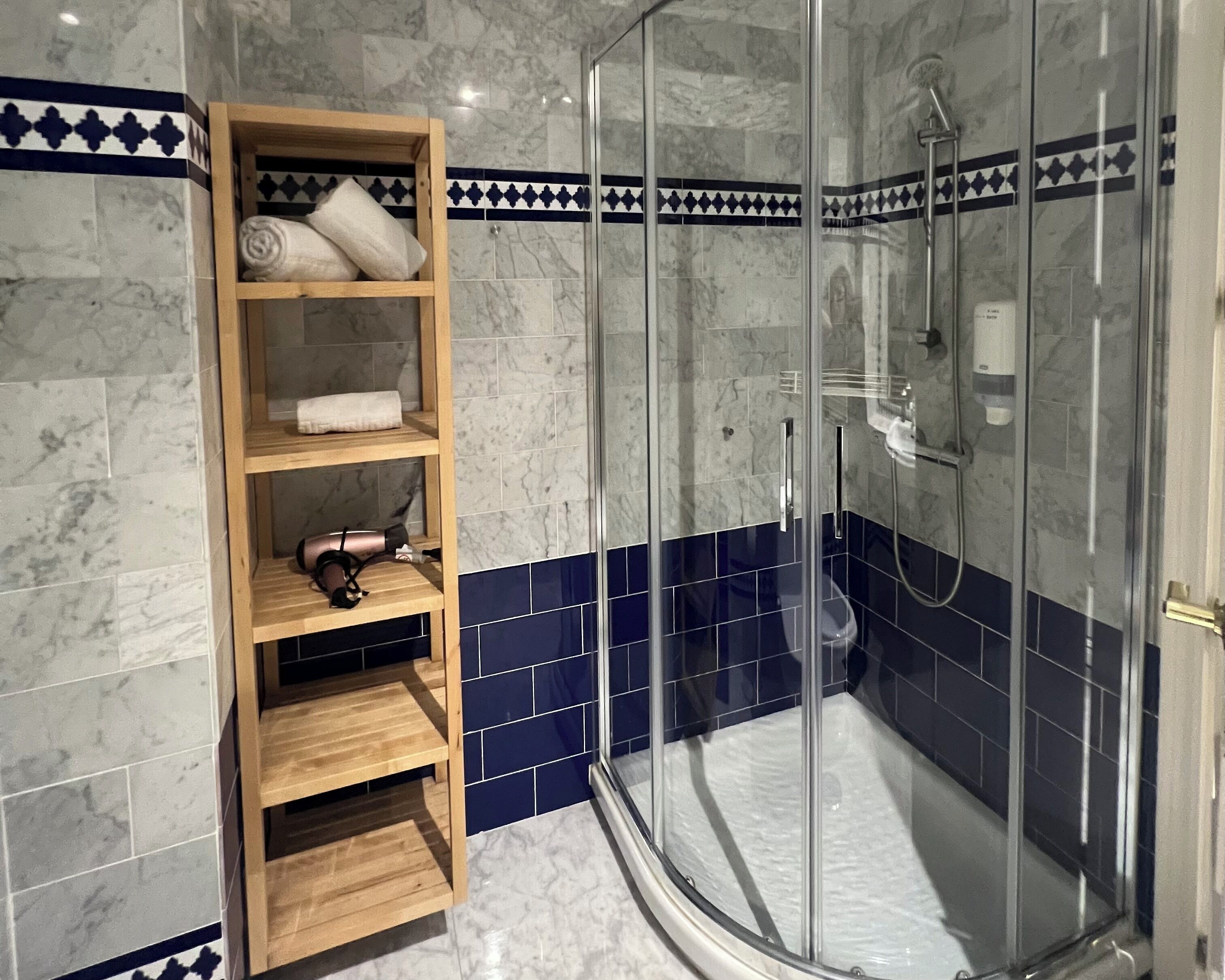 Standard Apartment | Bathroom | Shower, free toiletries, hair dryer, bidet
