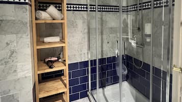 Standard Apartment | Bathroom | Shower, free toiletries, hair dryer, bidet
